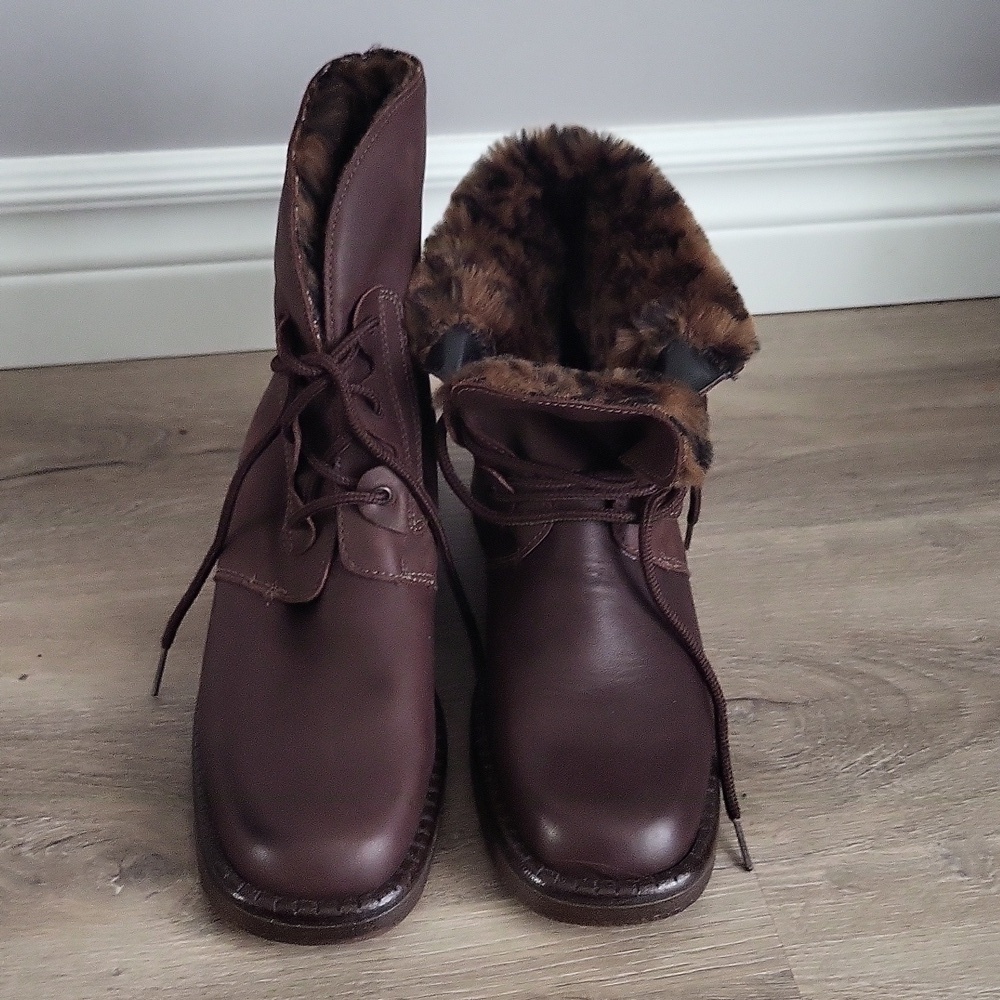 La Canadienne Brown Ankle Boot - Picture 13 of 16